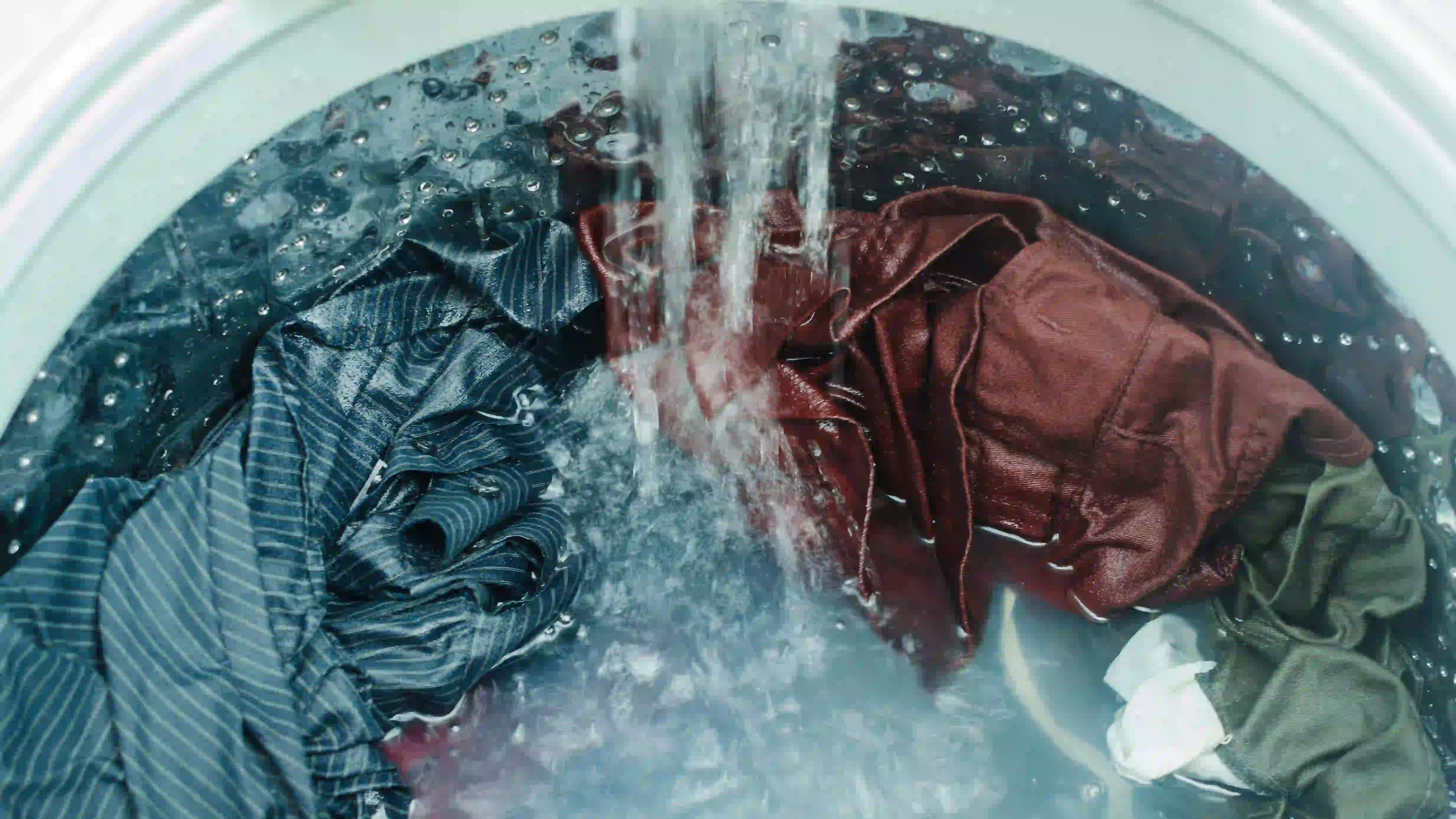 Roupas enxaguando no tanquinho Colormaq 10Kg