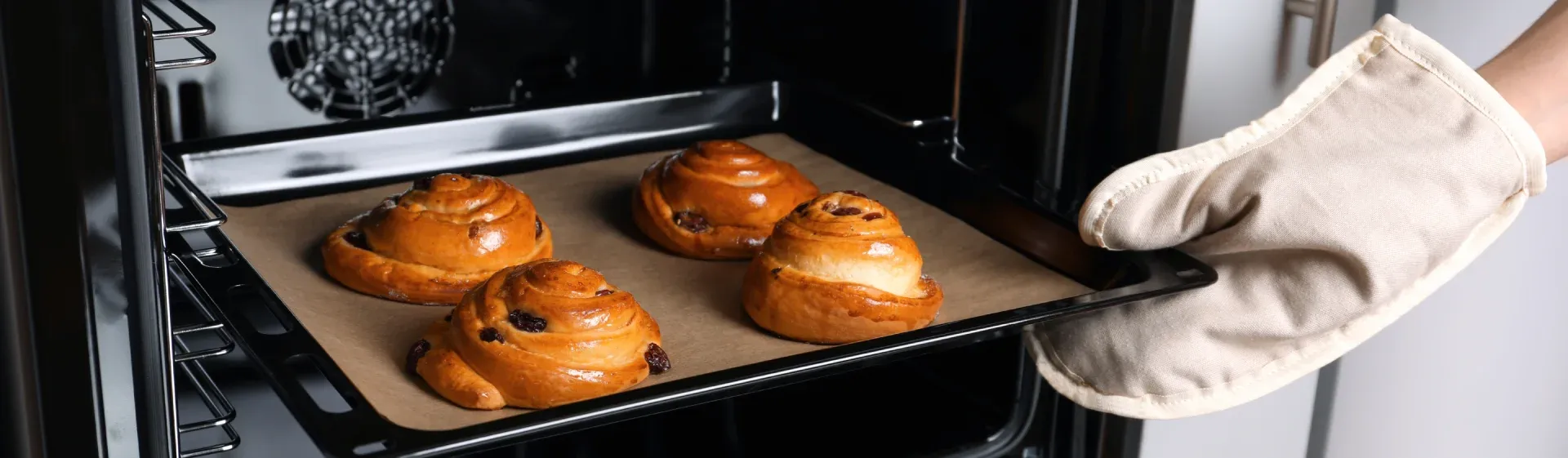 Cooktop a gás retangular com duas panelas cozinhando alimentos na cozinha