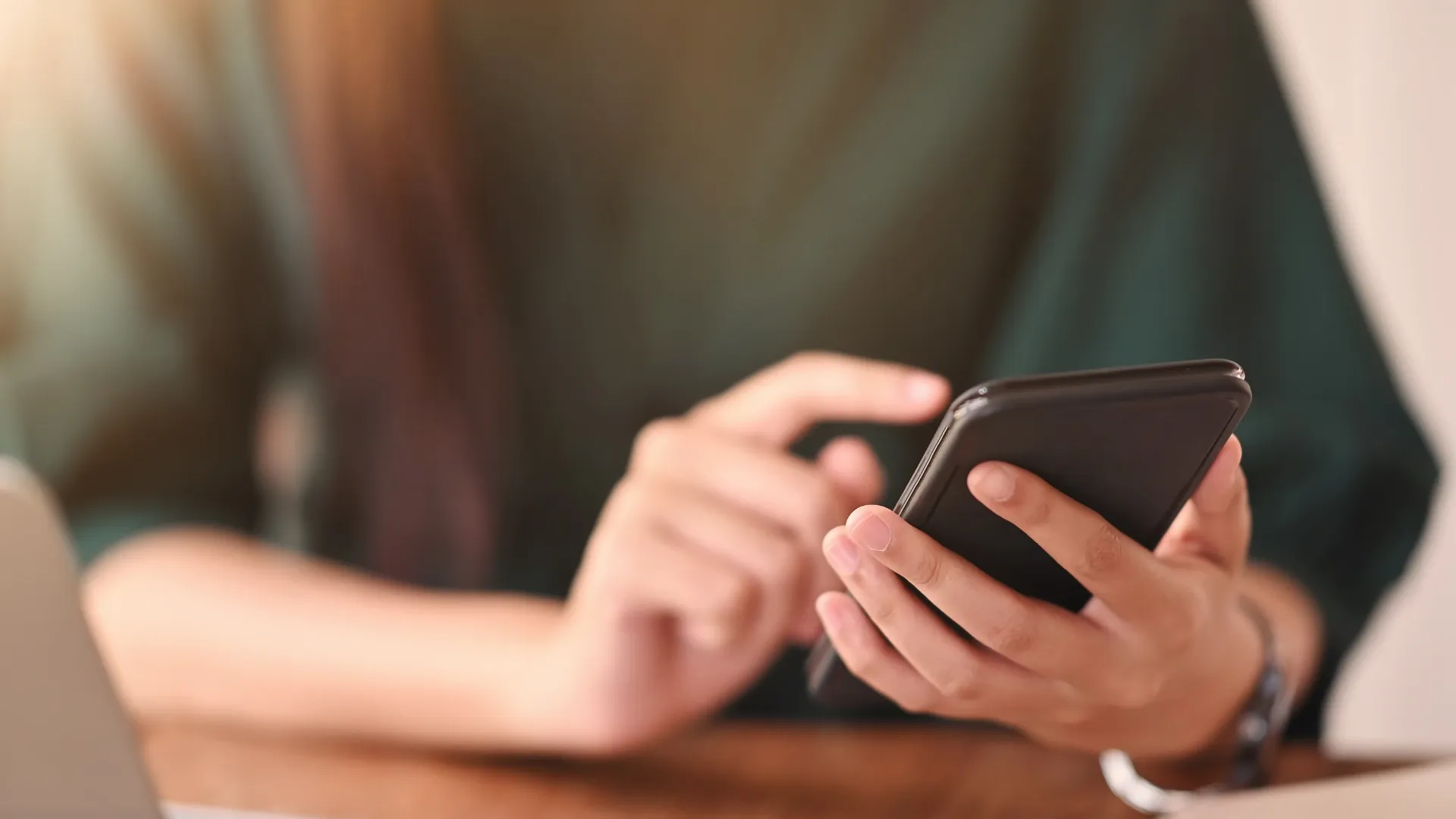 Homem tirando senha do celular Android