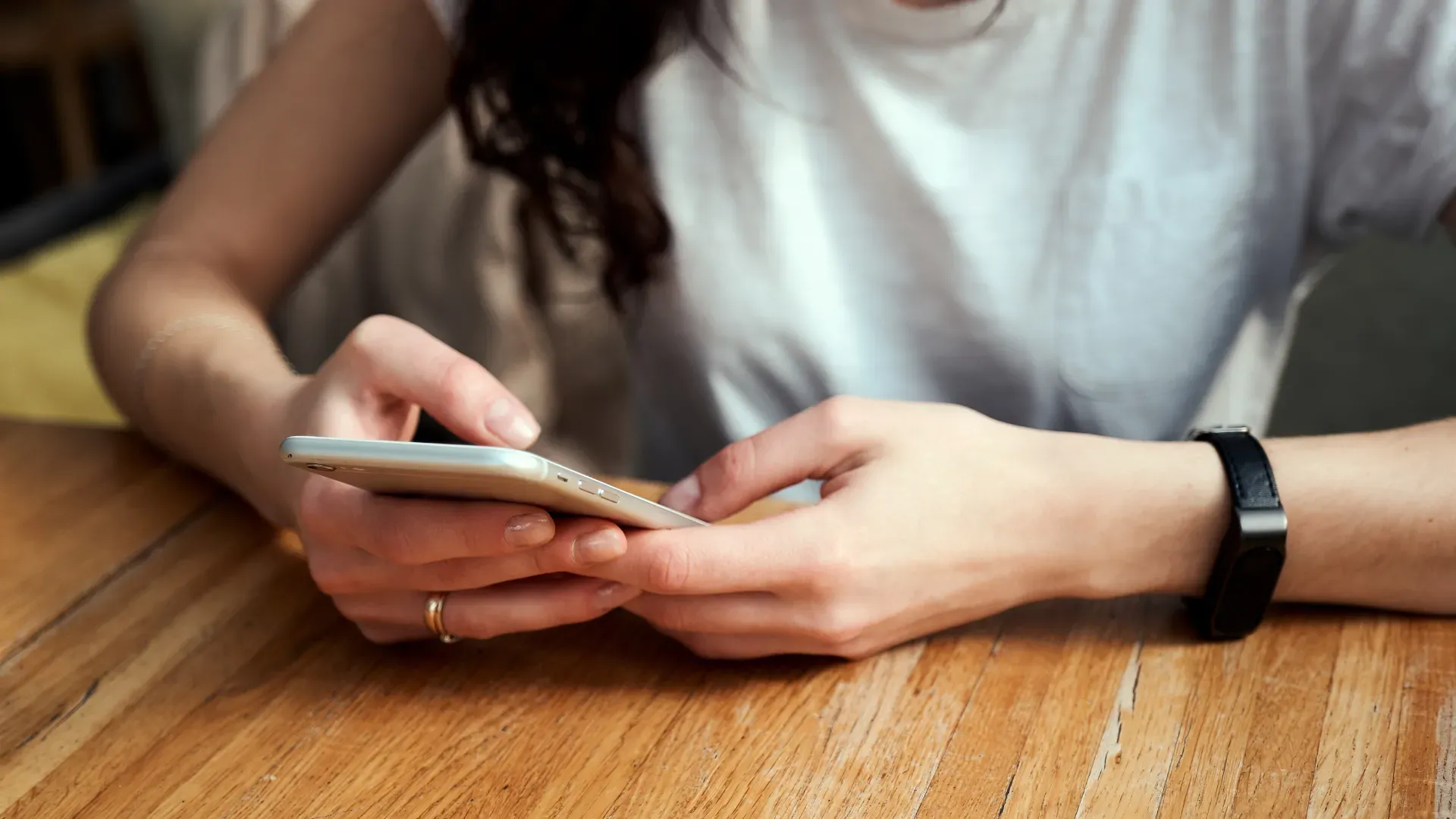 Mulher tirando a senha do celular iOS