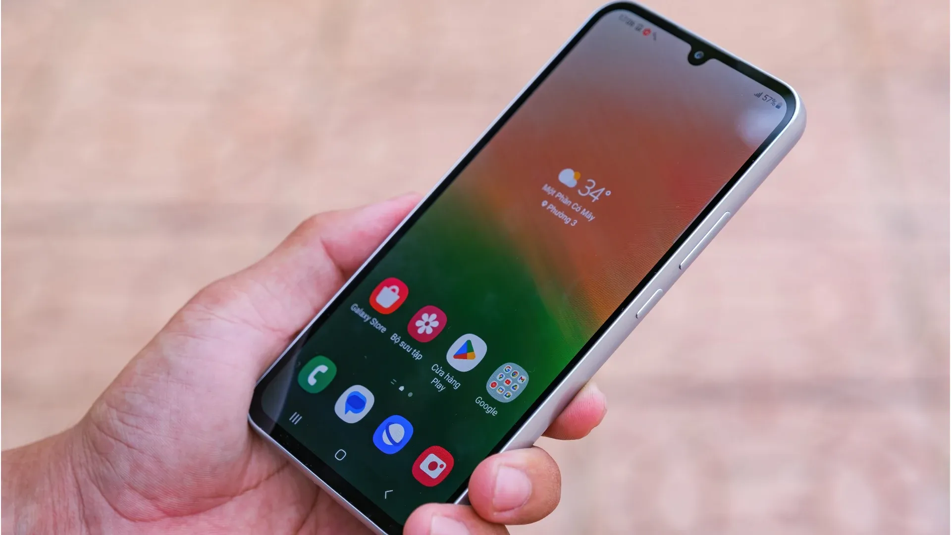  Imagem de uma pessoa segurando o Galaxy A34 5G com a tela ligada