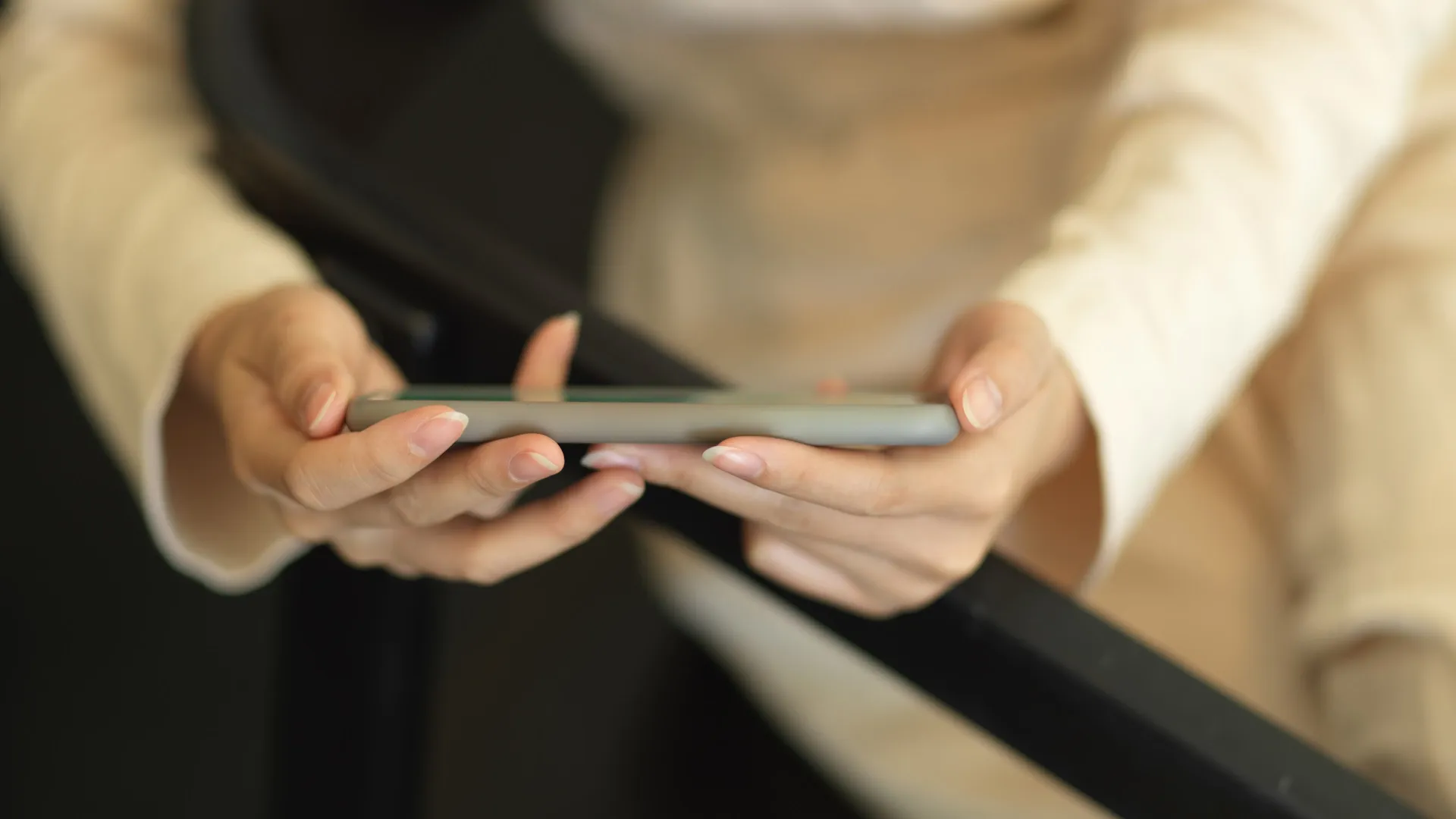 Mulher segurando celular