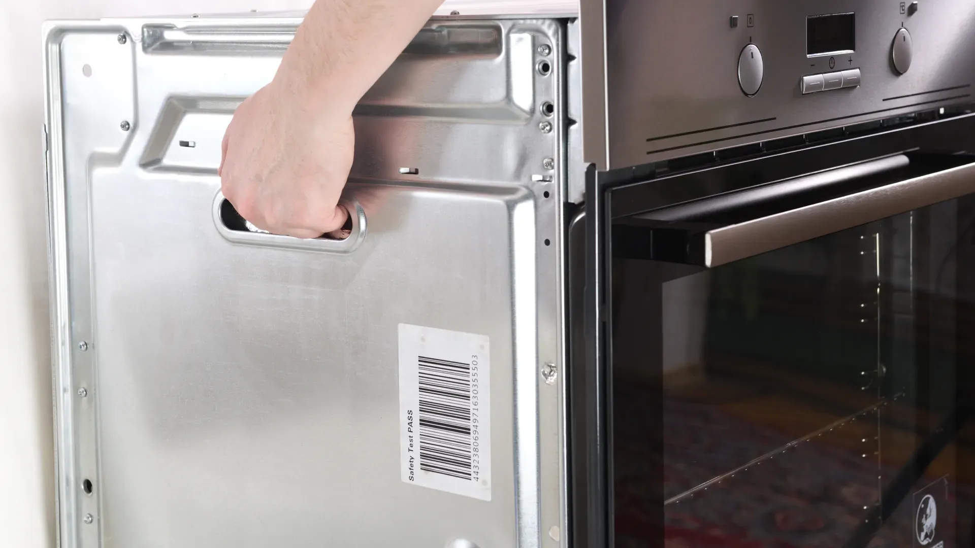 Forno de embutir Electrolux antes de ser instalado na cozinha