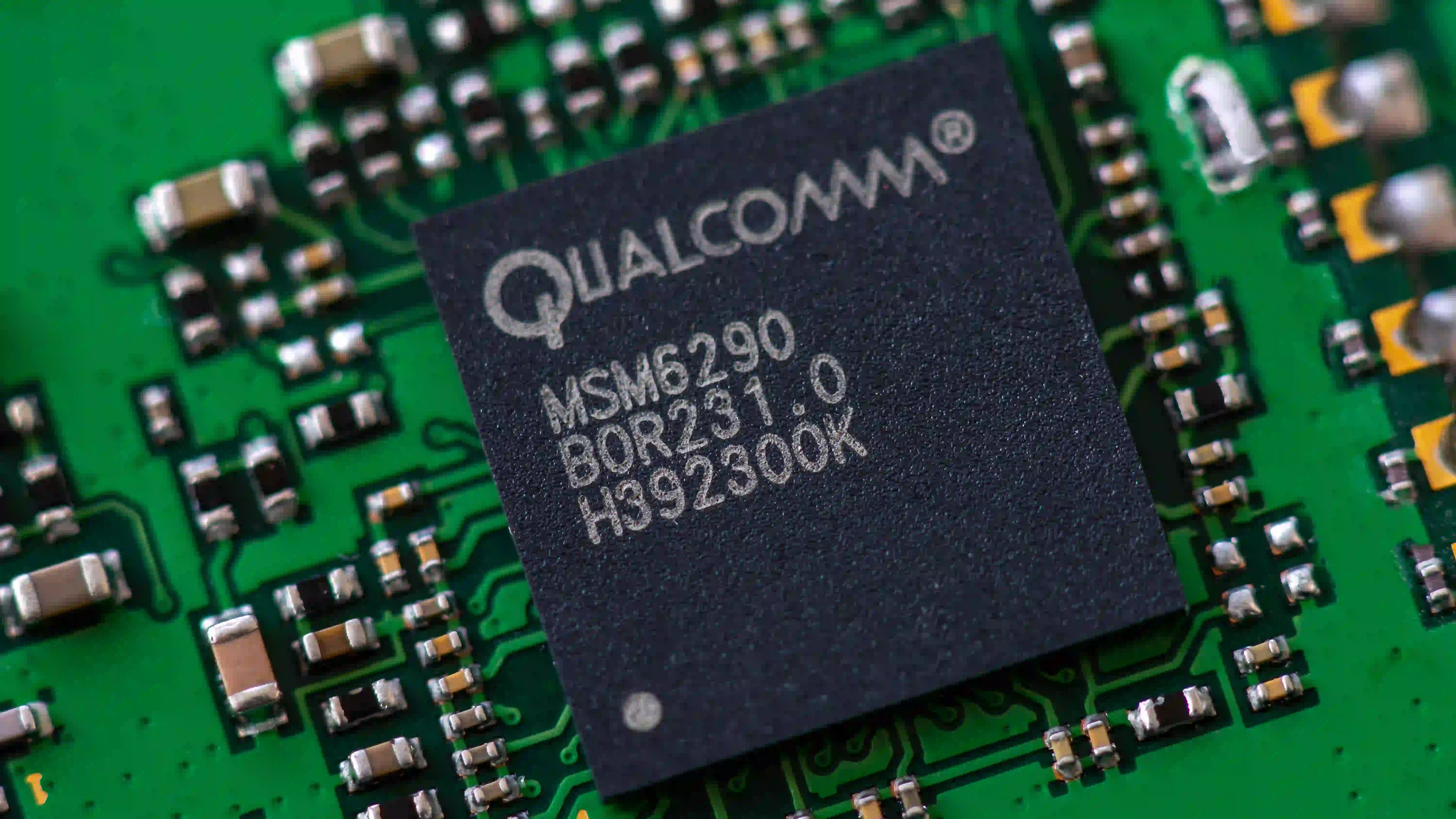 Um chipset da marca Qualcomm mostra detalhes do processador