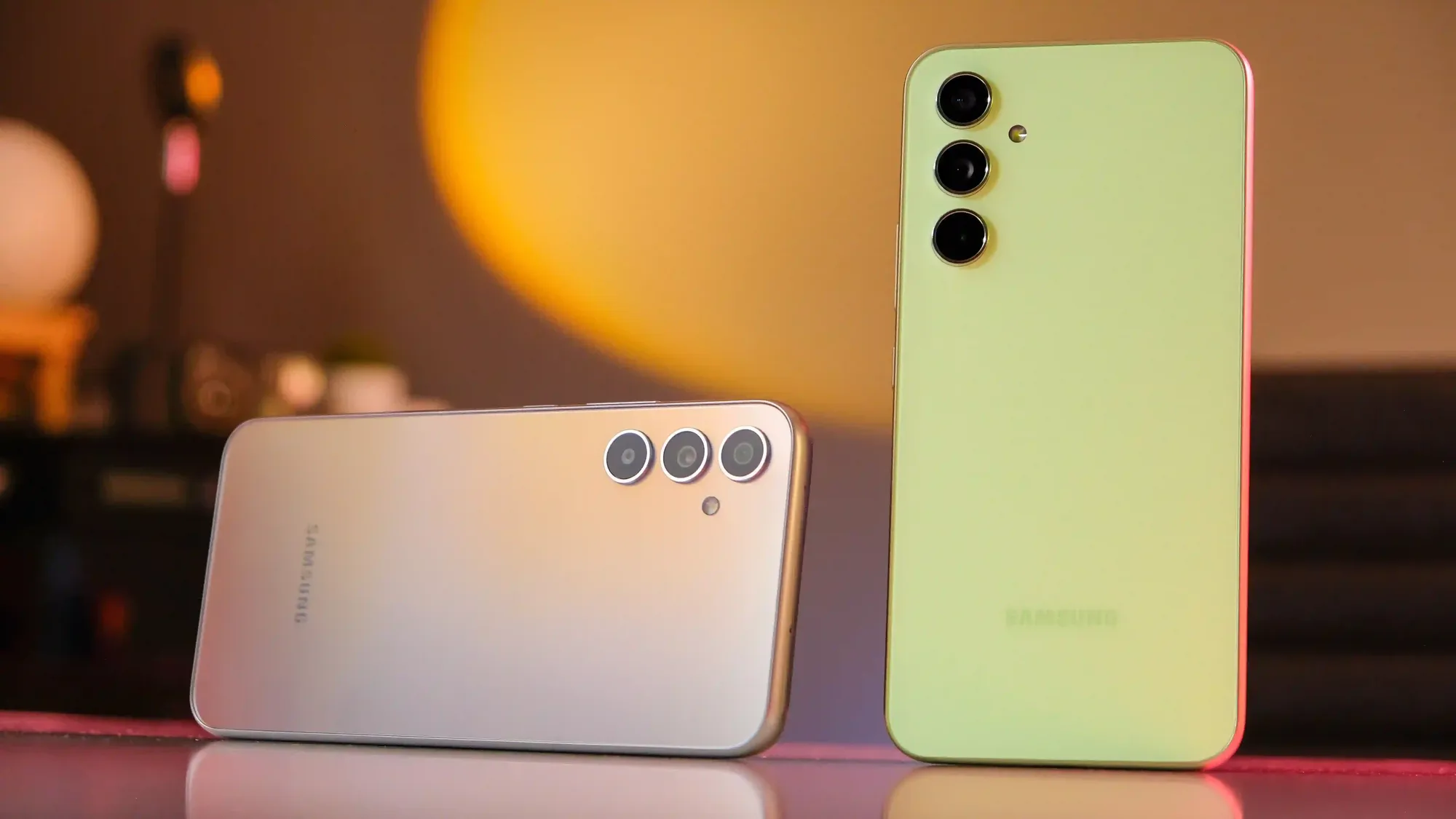 Dois celulares estão sobre a mesa. Um está em deitado na horizontal e outro está em pé na vertical