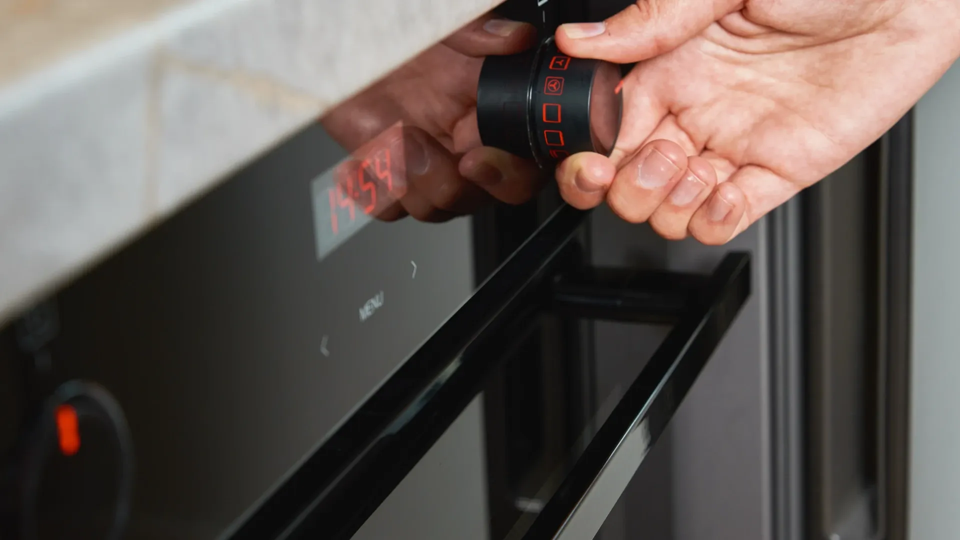 Timer sendo acionado em um modelo de fogão moderno