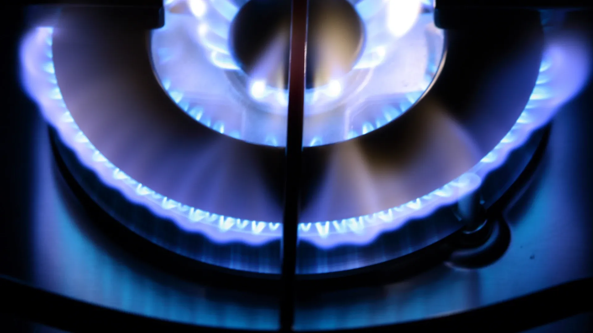 um fogão moderno destacando a tripla chama do queimador