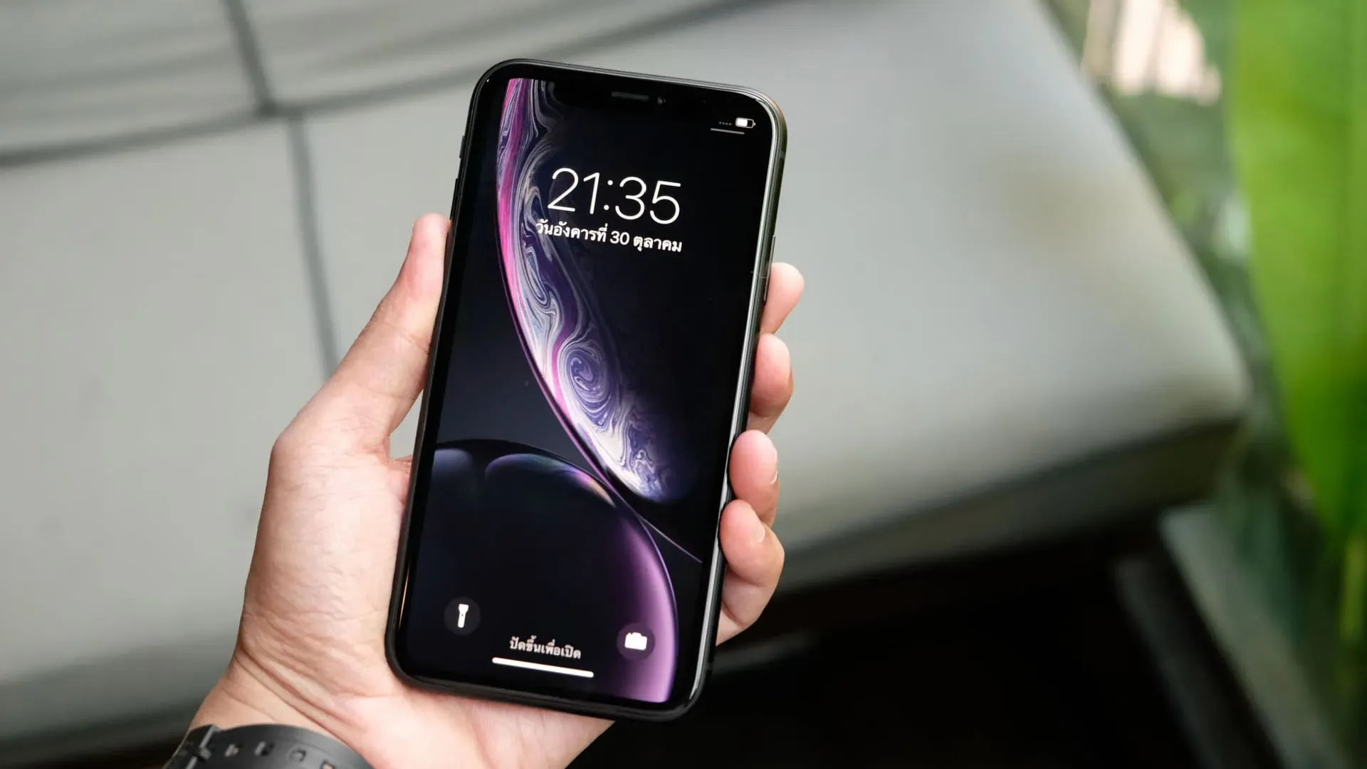 Tela do iPhone XR usado na mão de homem de relógio