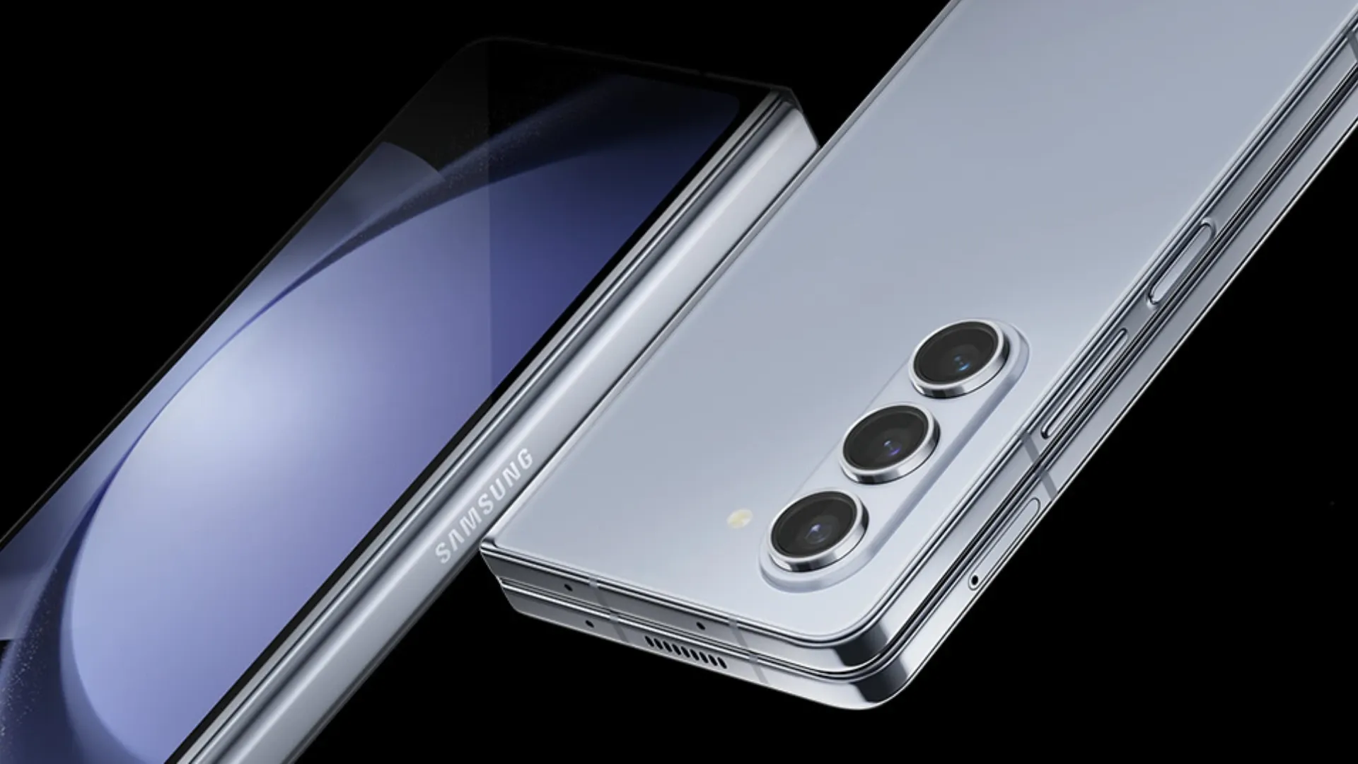 Arte que mostra o Galaxy Z Fold5 fechado de frente e verso, incluindo o detalhe da câmera tripla traseira