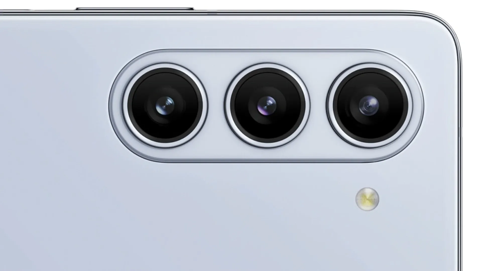 Close na câmera tripla da traseira do Galaxy Z Fold5