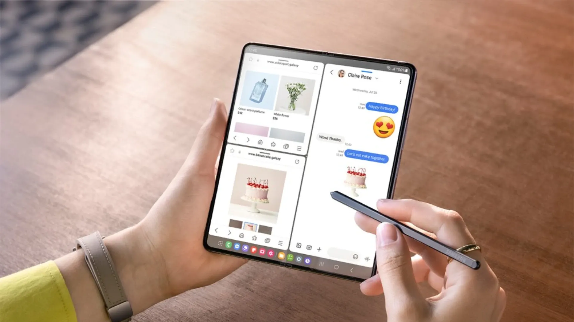 Mulher usa Samsung Galaxy Z Fold5 totalmente aberto em três aplicativos ao mesmo tempo usando uma caneta S Pen