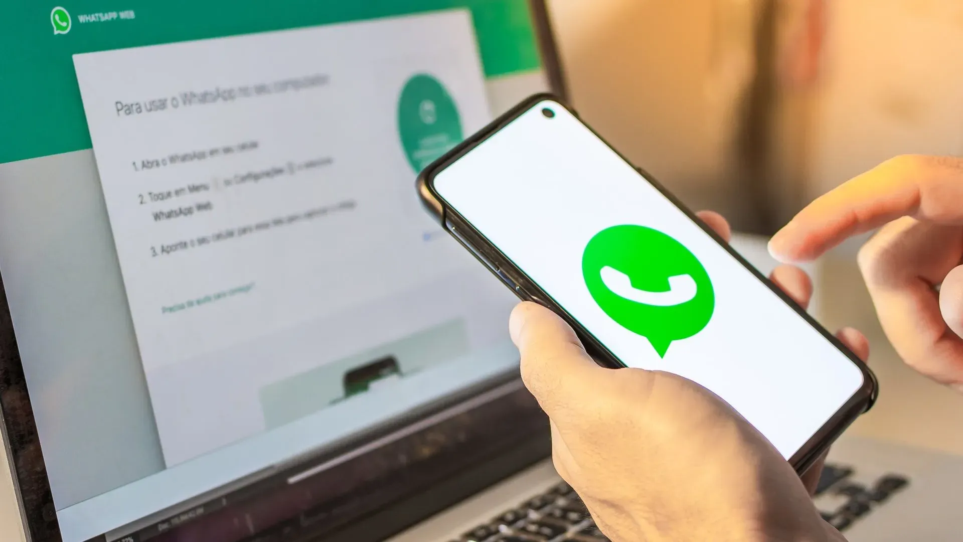 App espião brasileiro se passa por WhatsApp e vê tudo que você faz no  celular