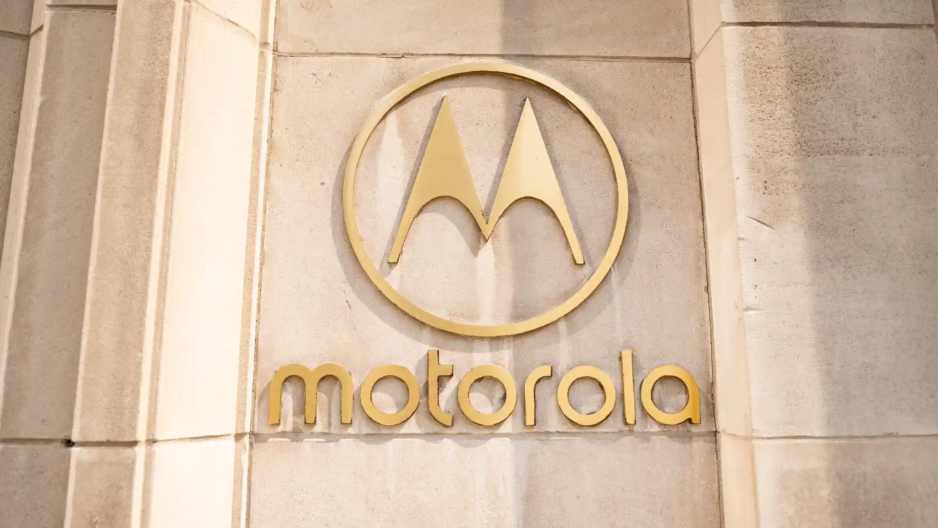 Letreiro da fábrica da Motorola em dourado em parede de pedra