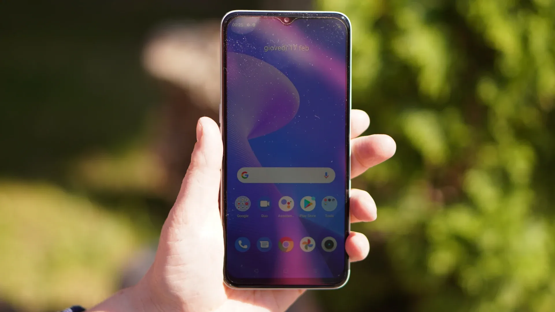 Uma pessoa segura um celular e mostra a sua tela, que está desligada