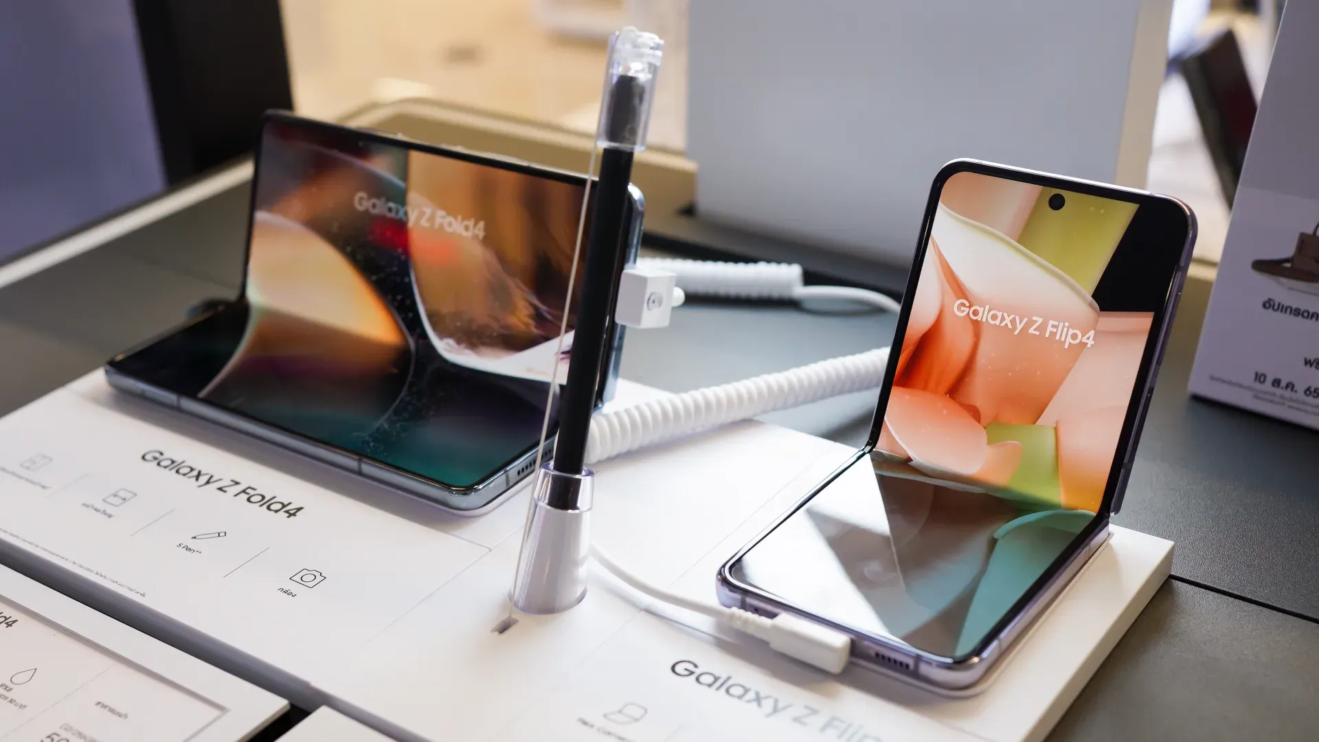 O celular Galaxy Z Flip 4 está em um mostruário ao lado de outro celular