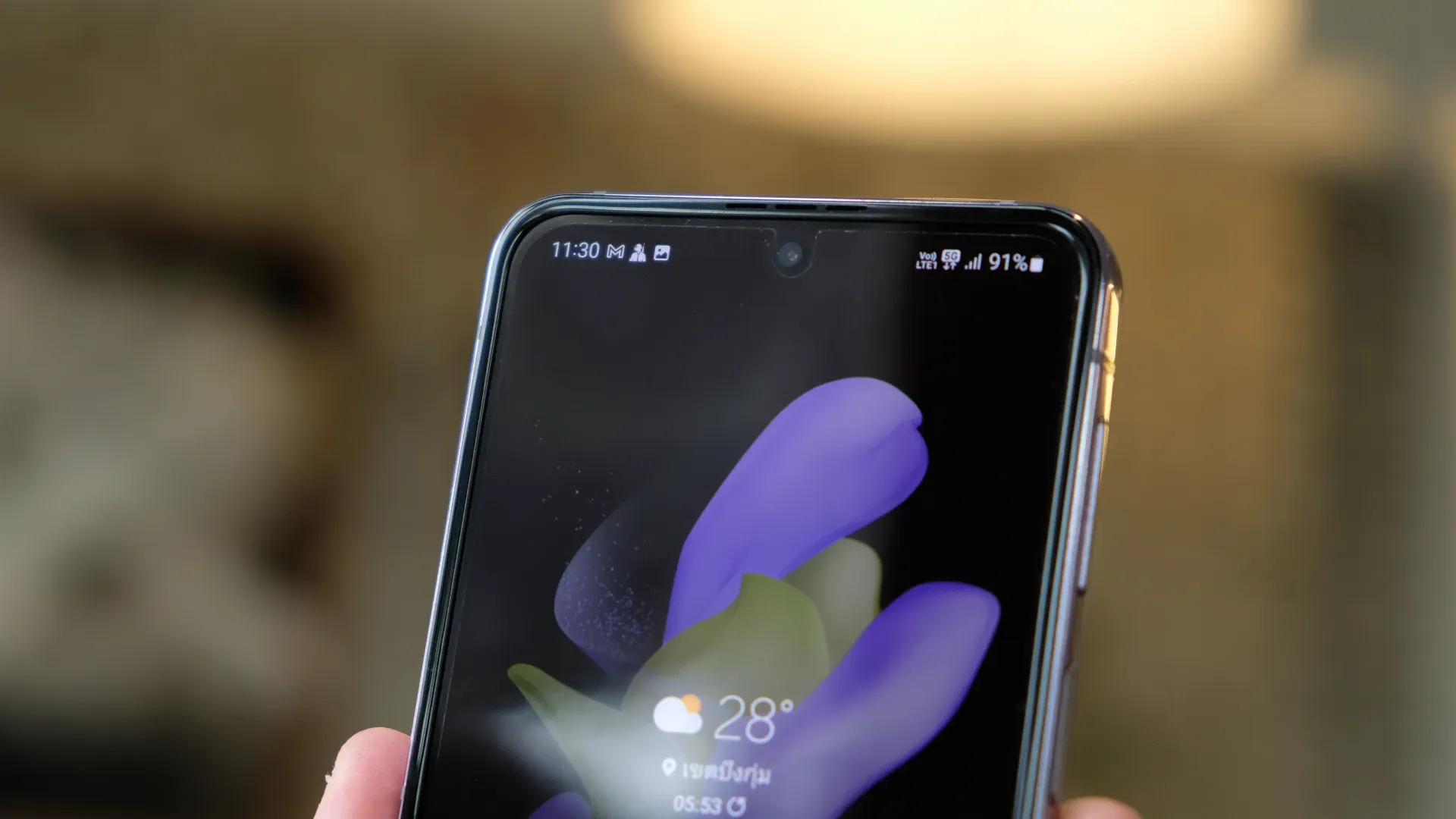 O celular Galaxy Z Flip 4 está sendo mostrado apenas com a metade da tela