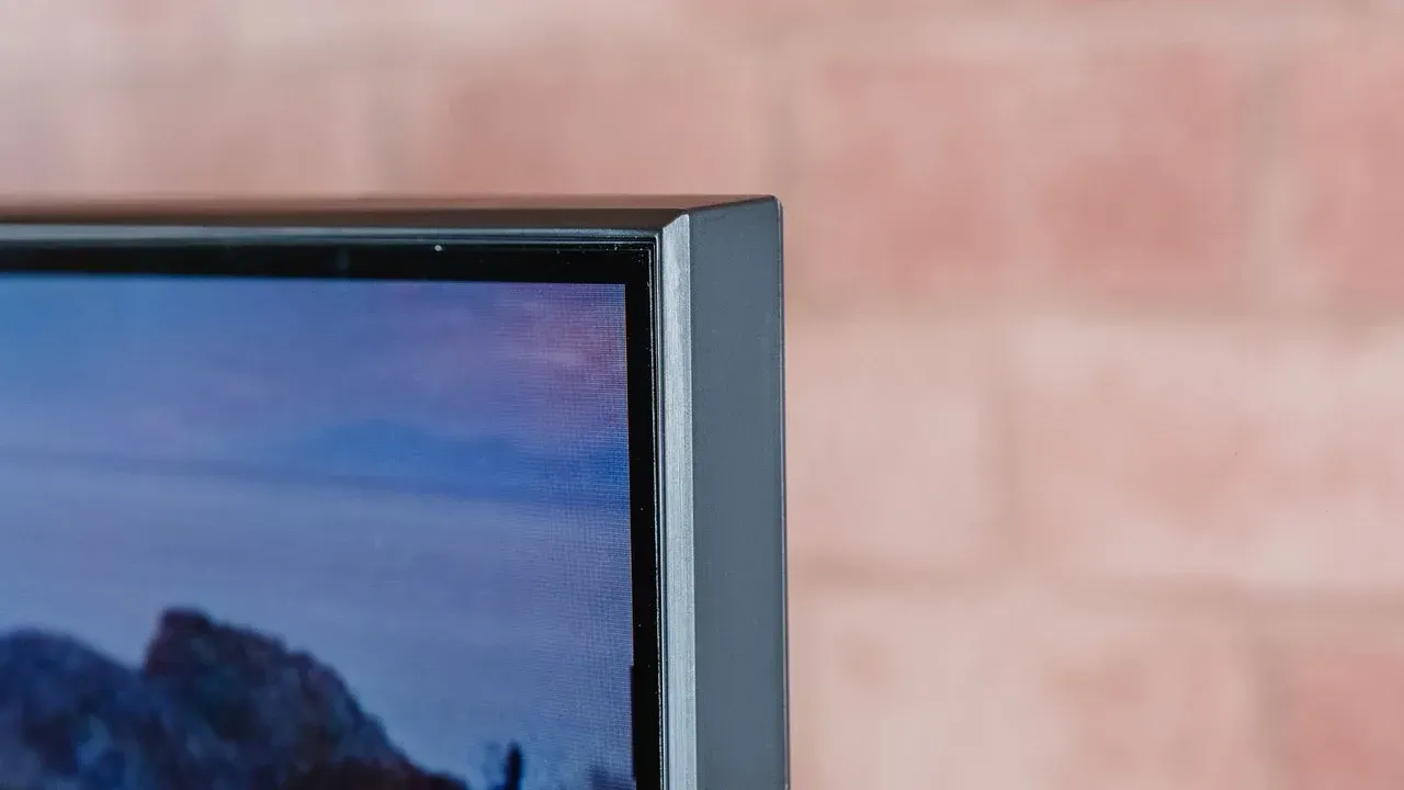 Close na ponta superior direita da borda da TV Samsung AU7700