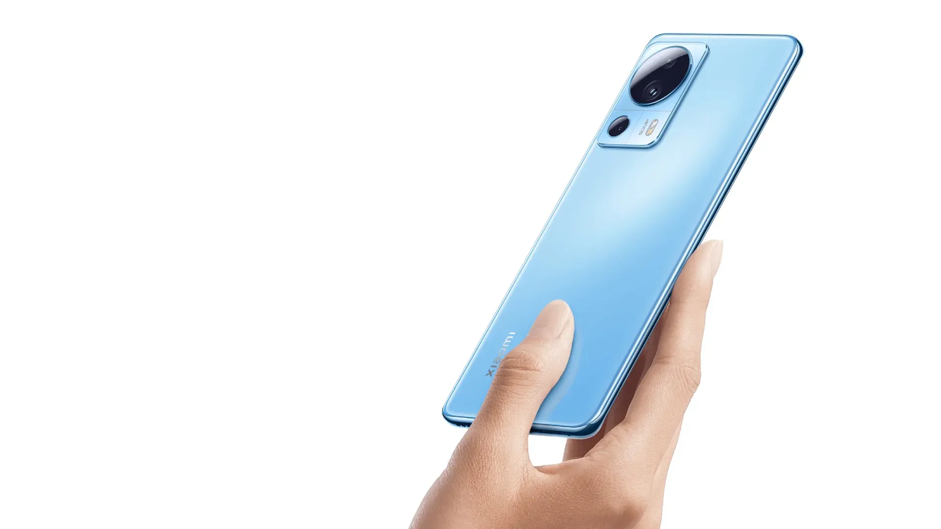 Celular Xiaomi 13 Lite virado de traseira nas mãos de mulher