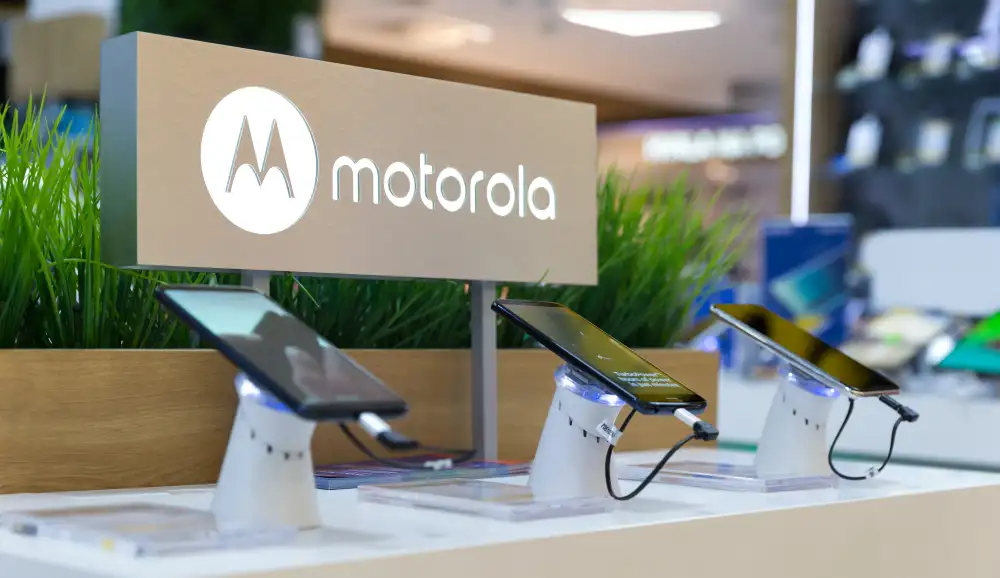 Vários celulares Motorola 4 câmeras em vitrine de loja