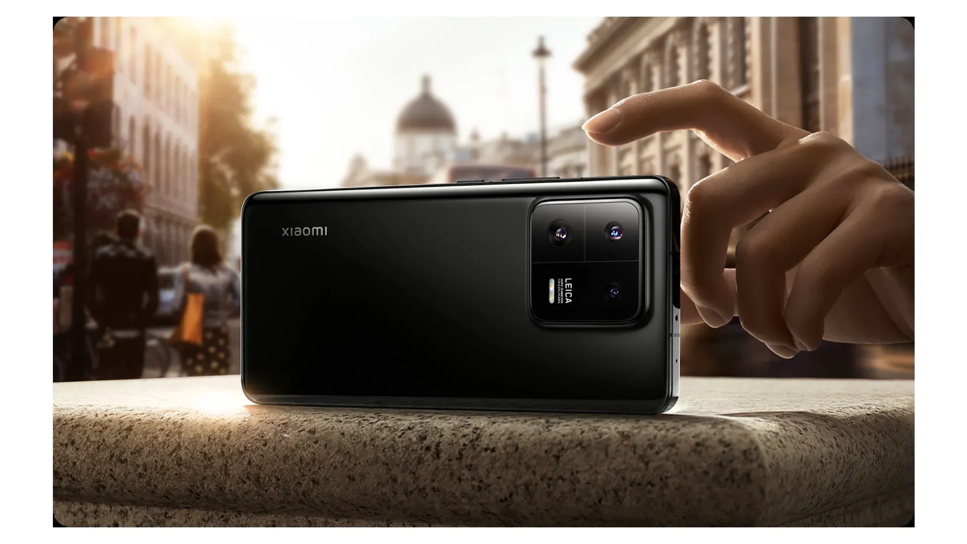 Celular Xiaomi 13 Pro preto sobre mármore na mão de homem