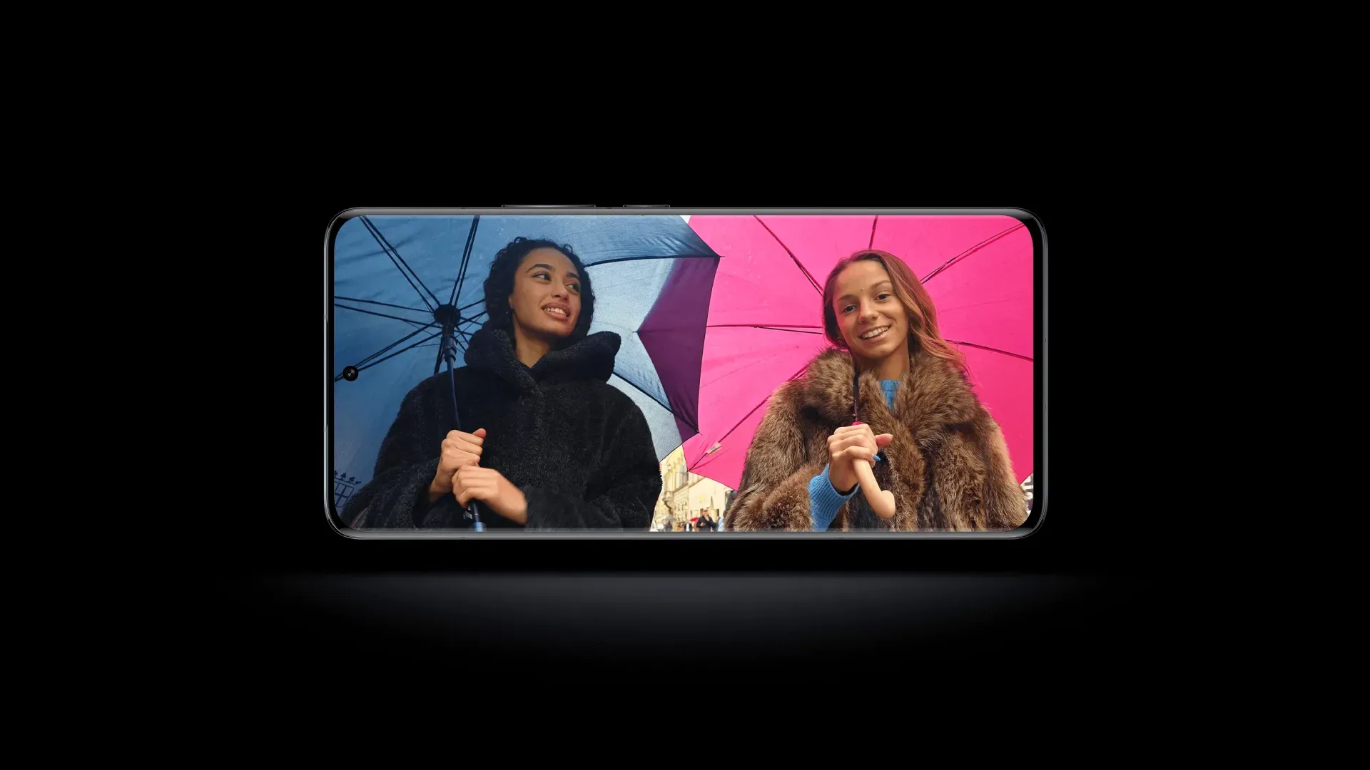 Duas mulheres de guarda chuva na tela do Xiaomi 13 Pro