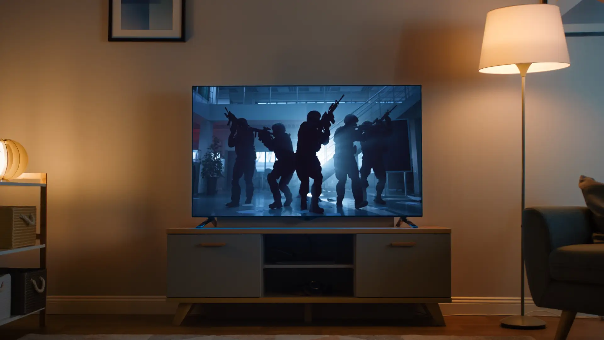 TV ligada em cima de uma mesa, em ambiente pouco iluminado