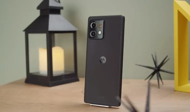 Celular Motorola 32GB de armazenamento preto em cima de uma mesa