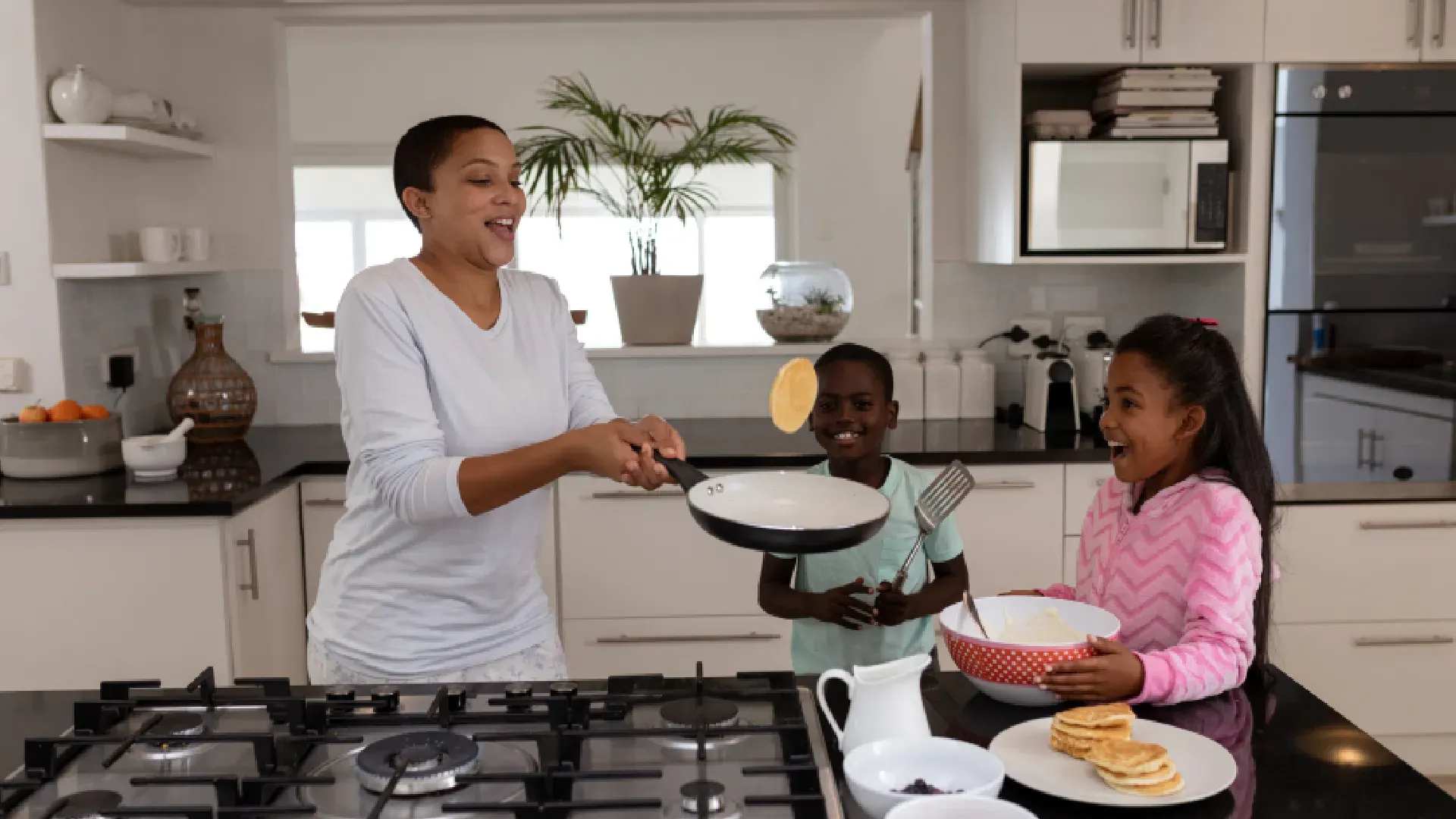 mãe e filhos cozinhando juntos ao fogão 5 bocas