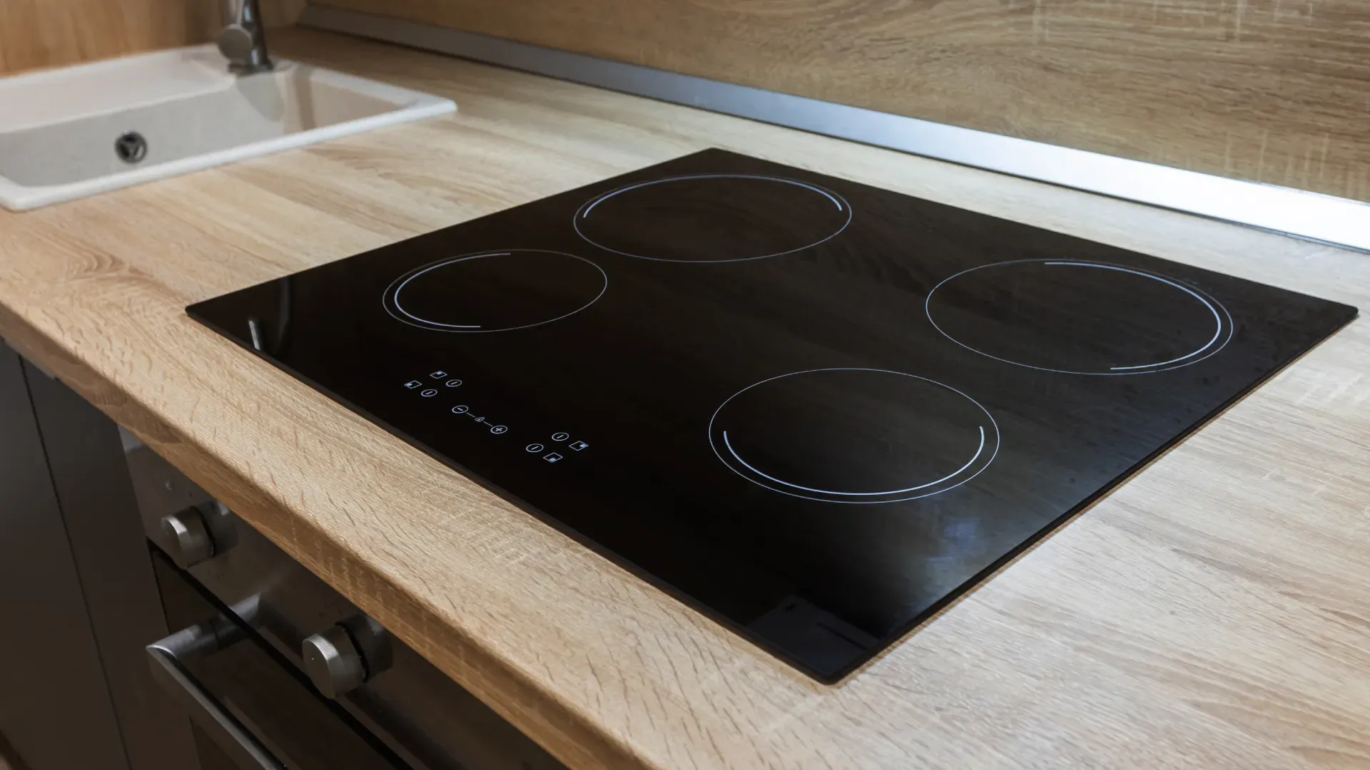cooktop com forno como principal destaque da imagem