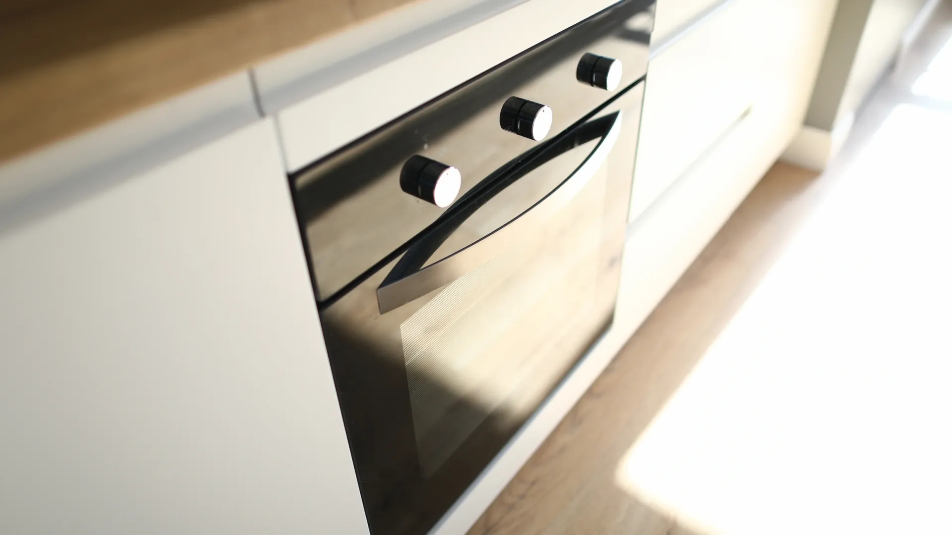 um forno para cooktop instalado na bancada da cozinha