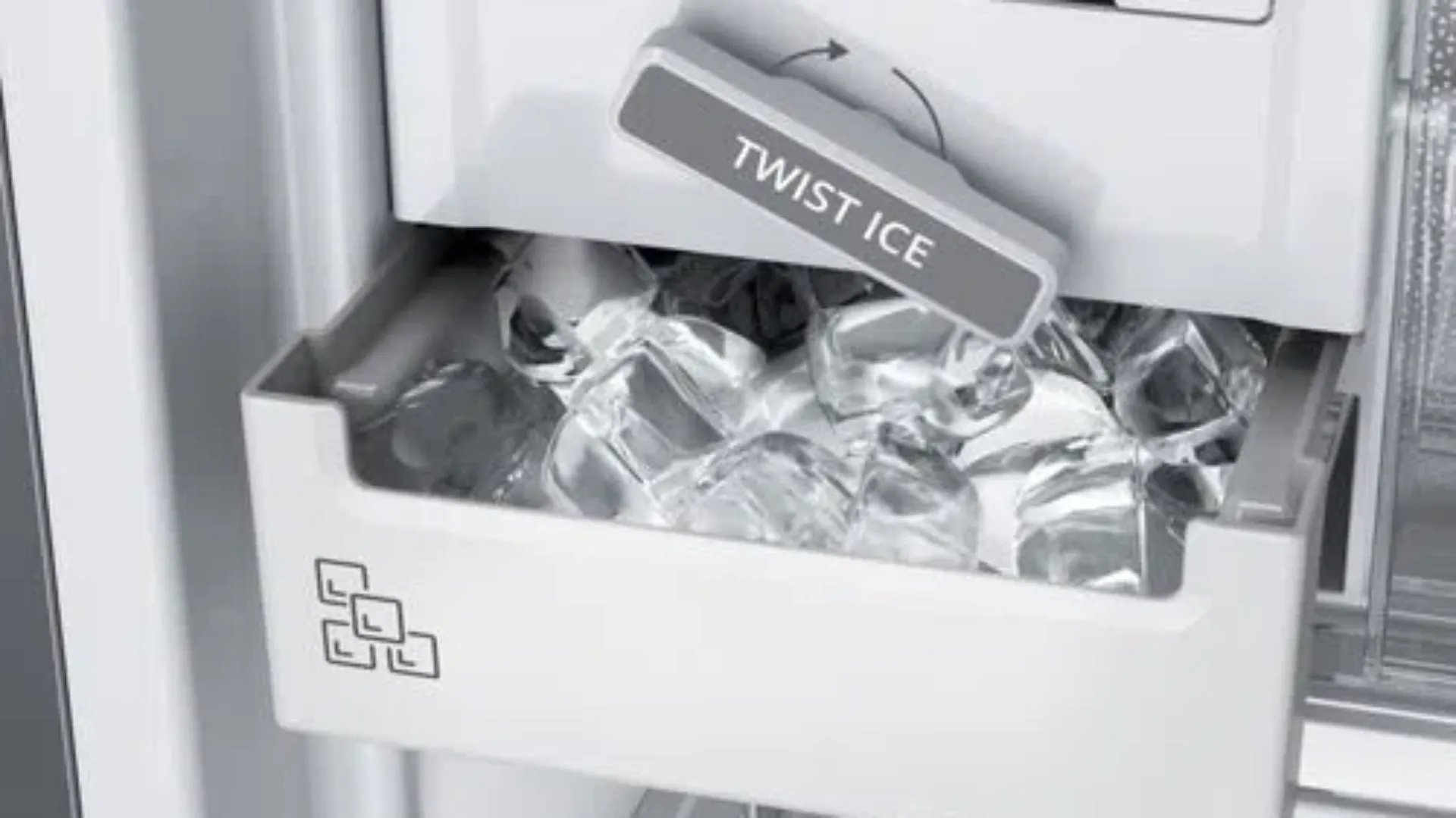 Congelador da geladeira Brastemp com gaveta de gelo aberta