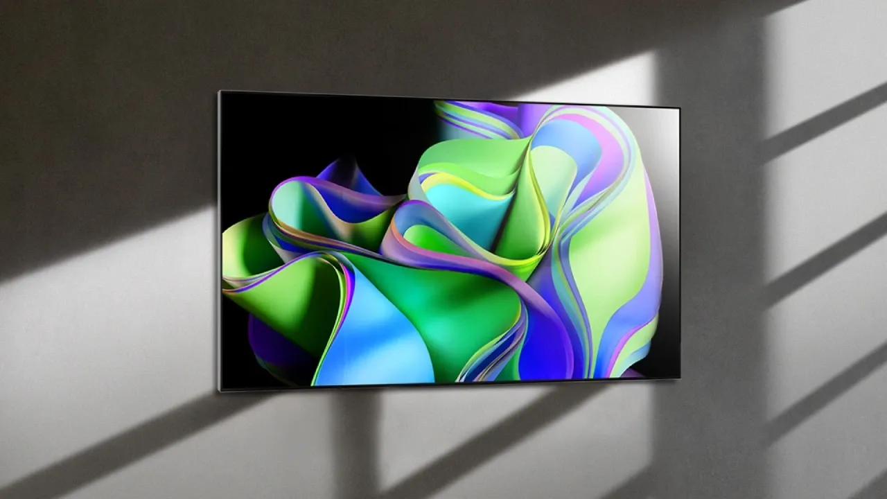 Smart TV LG OLED evo C3 em parede cinza