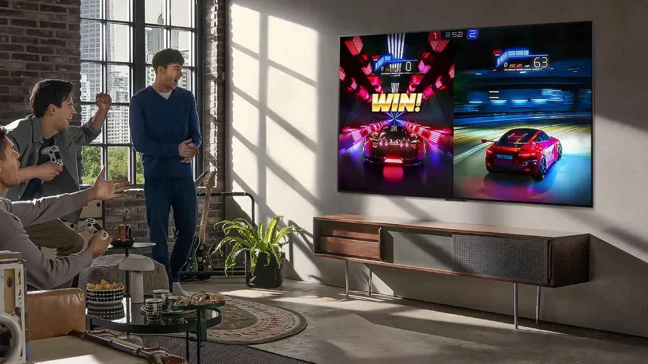 Grupo de amigos jogando game de corrida de carros em smart TV LG C3