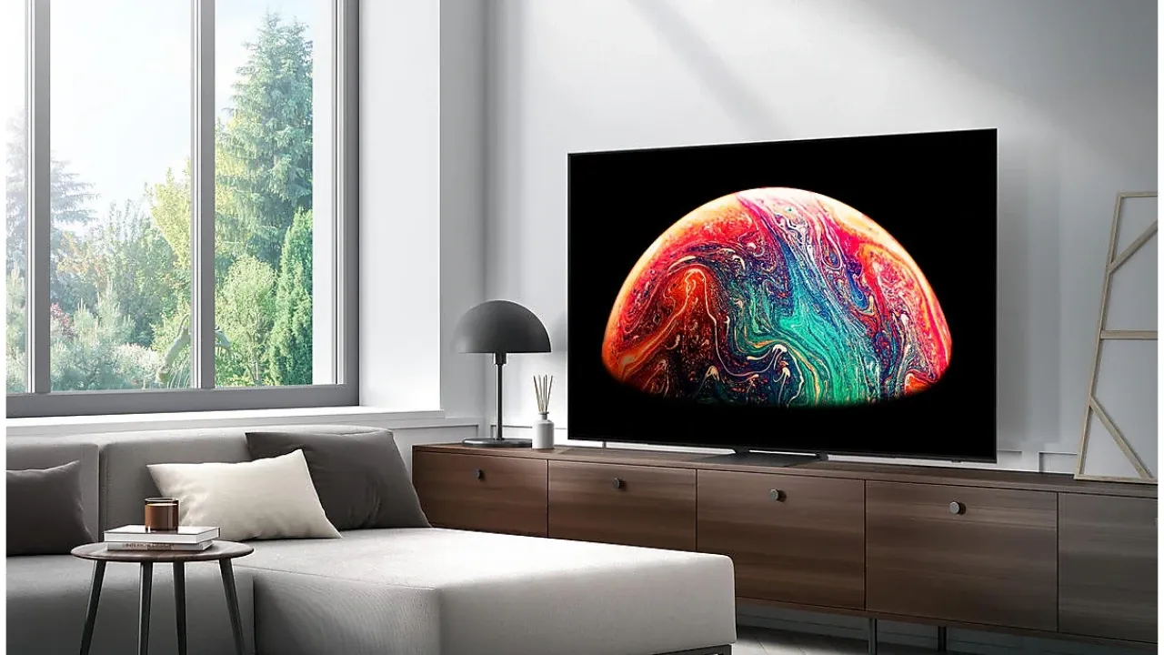 Smart TV Samsung S90C sobre rack em sala de estar