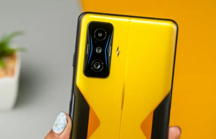 Traseira do Poco F4 GT com foco no conjunto de câmeras