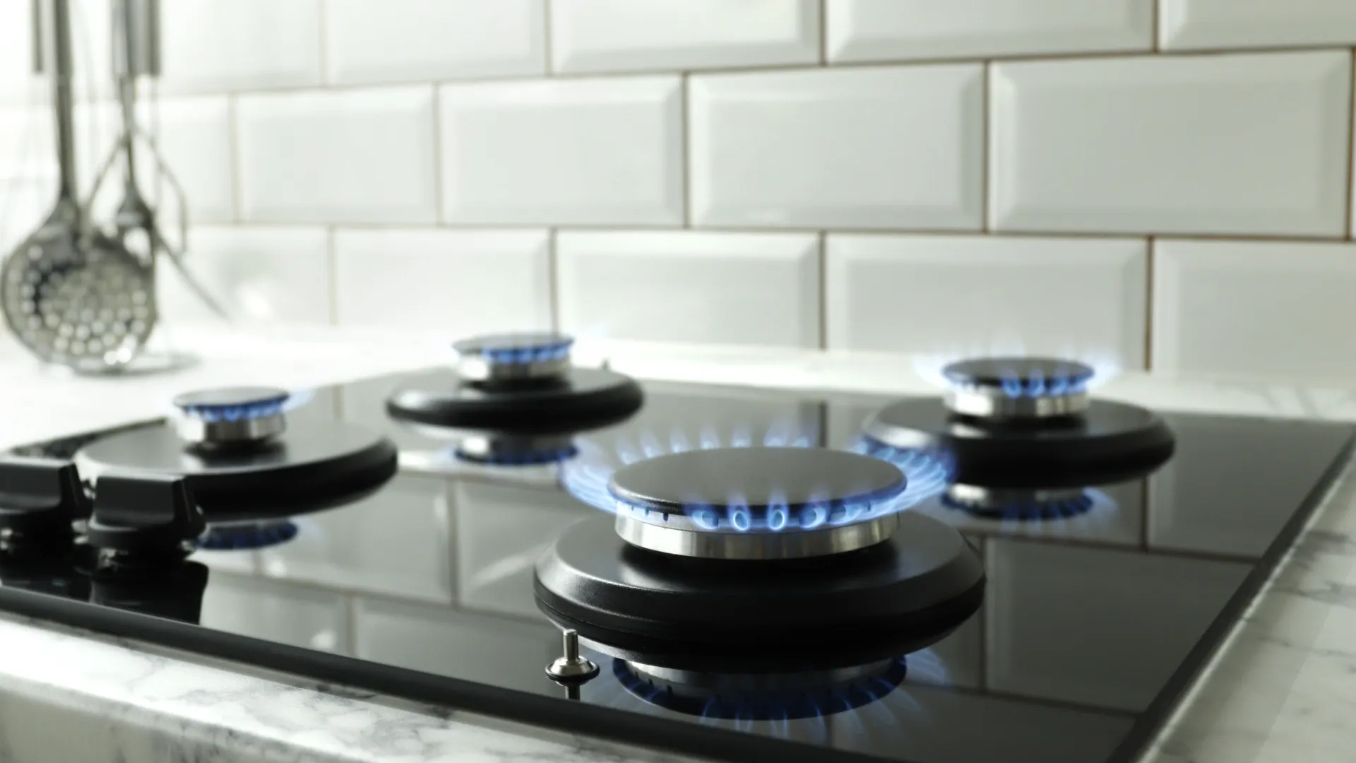 imagem de um cooktop Electrolux em uma bancada de pedra