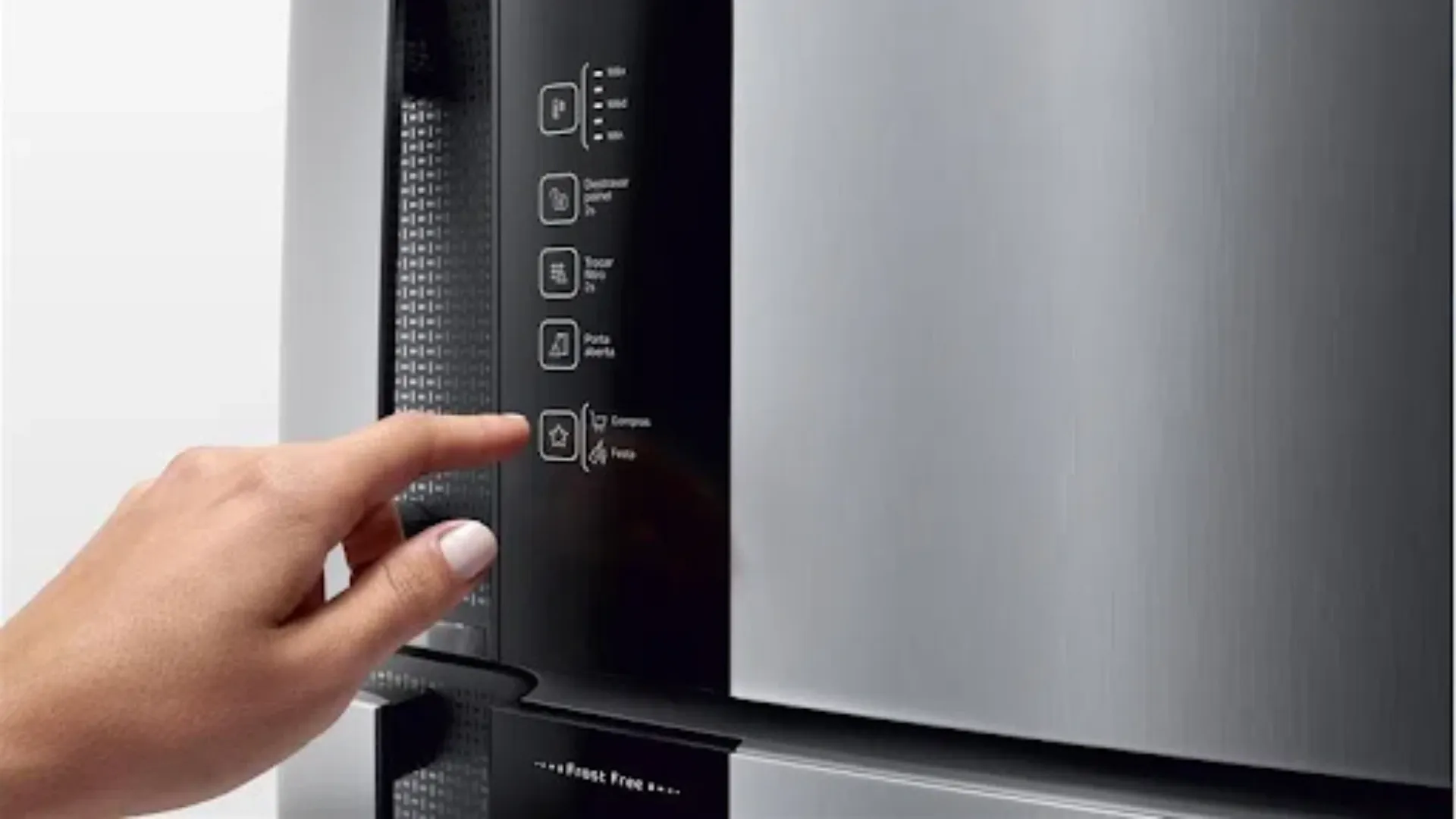 Imagem de geladeira Duplex Inox Consul com foco no painel digital Touch e a mão de uma mulher se aproximando para clicar em uma das teclas de ajustes.