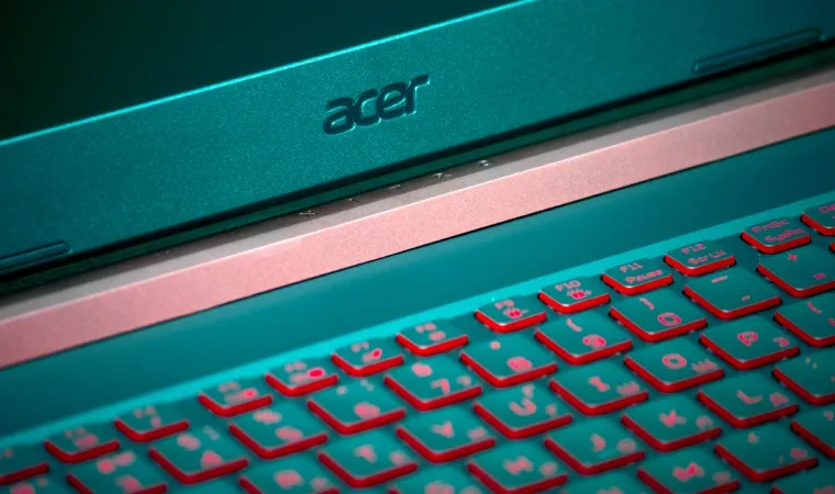 Detalhe da marca Acer e do teclado em notebook gamer Predator