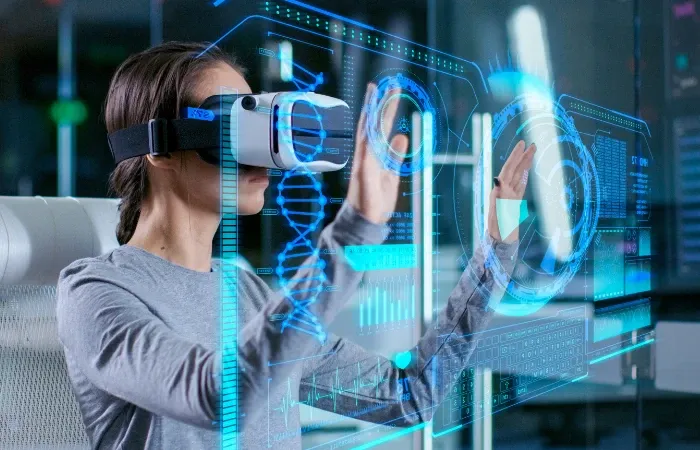 Mulher usando óculos de realidade aumentada com acelerômetro