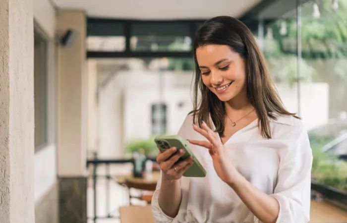 Mulher segurando um smartphone com acelerômetro no celular