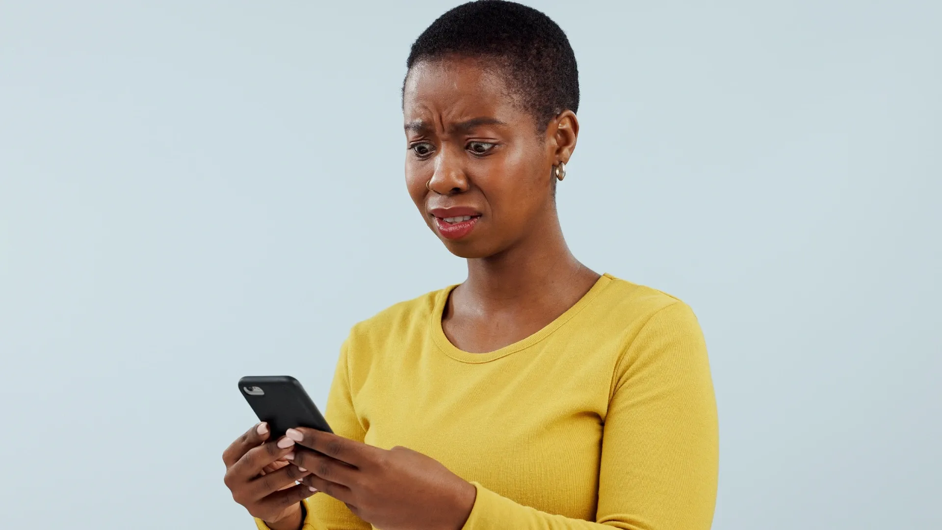 Mulher confusa com smartphone nas mãos