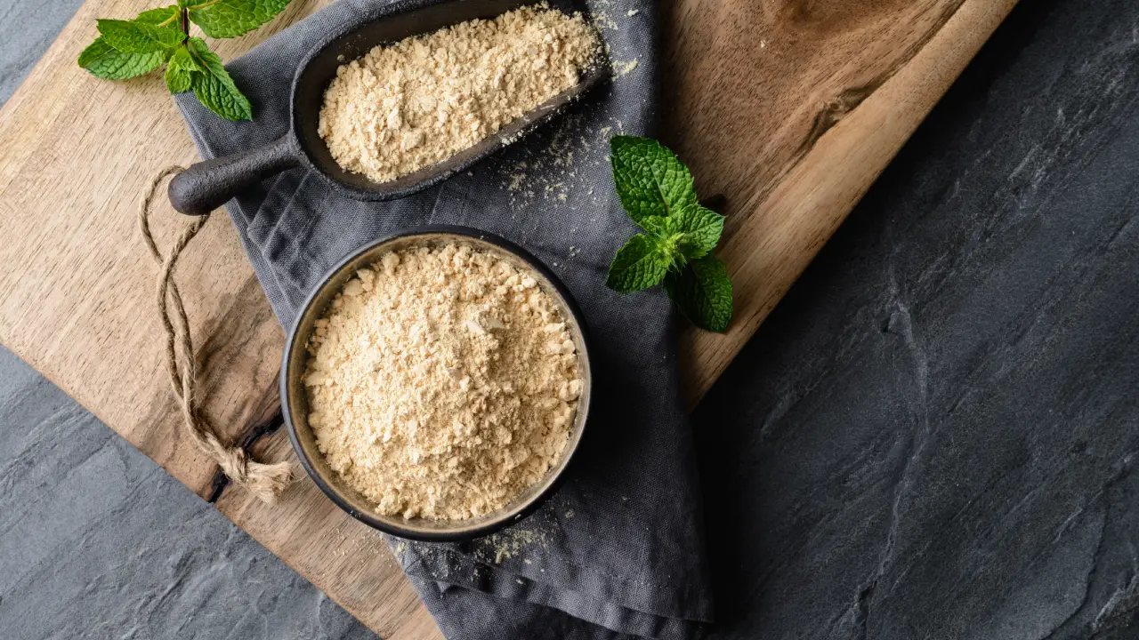Pote com Maca Peruana em pó sobre tábua de madeira