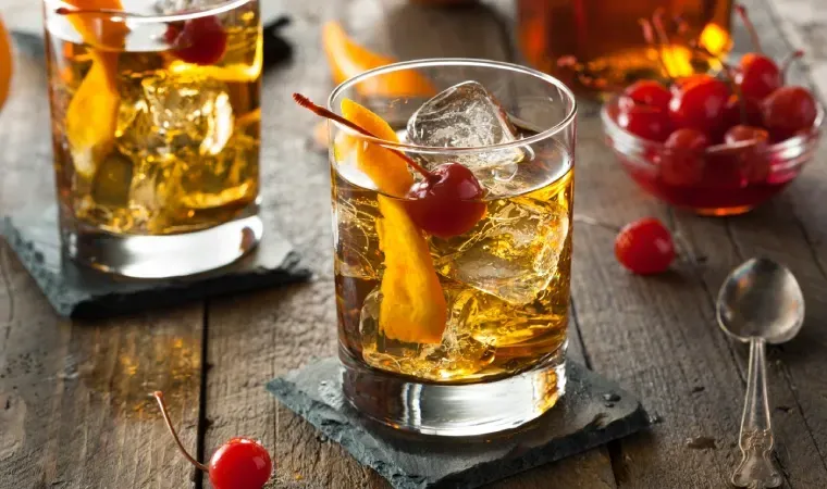 Imagem de um copo de Whisky Johnnie Walker Blonde