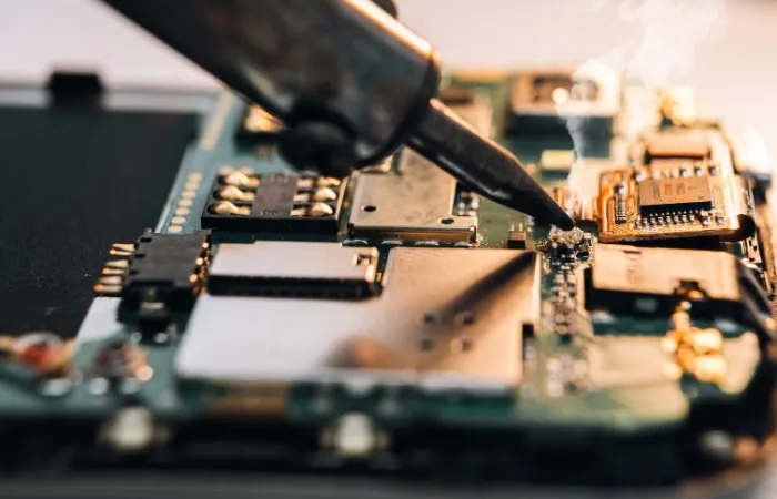 Imagem mostra uma ferramenta mexendo no processador octa-core de um celular