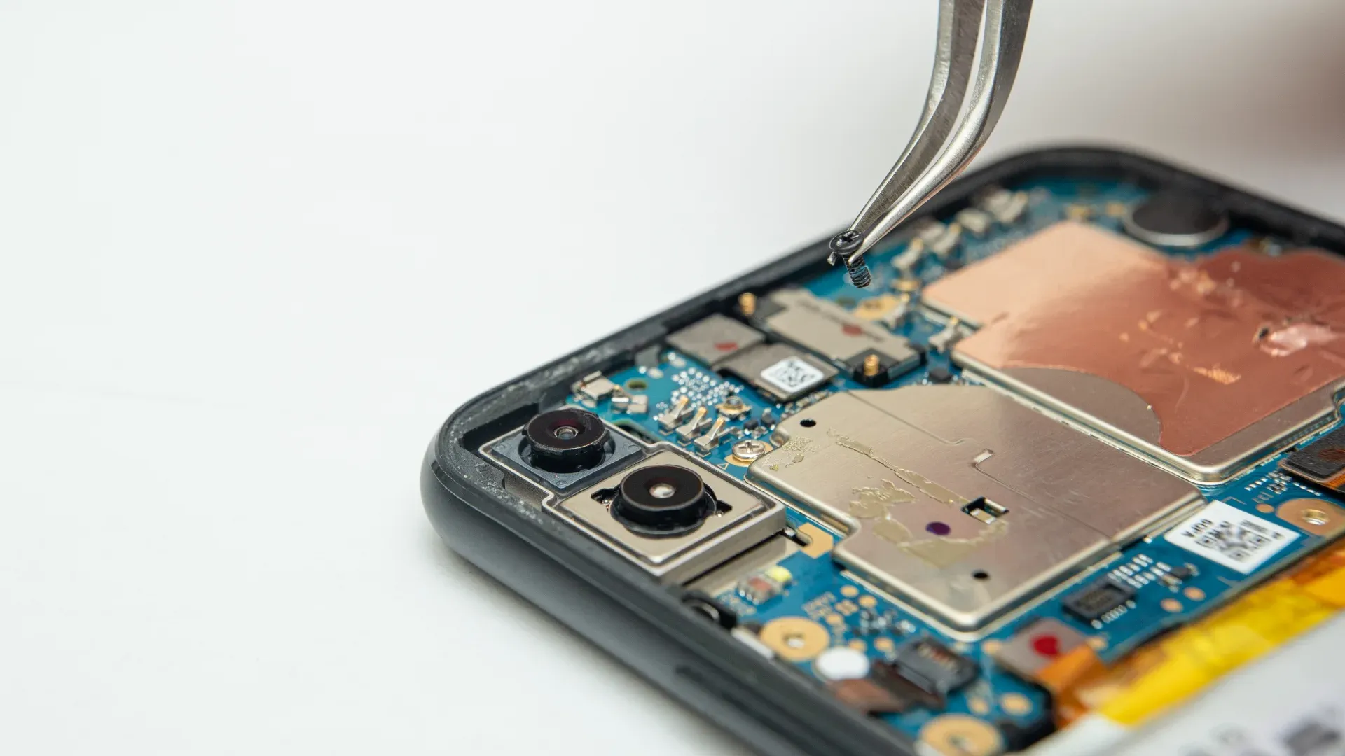 Imagem mostra detalhes do circuito de um celular aberto