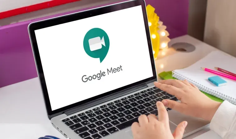 Imagem de um notebook com o símbolo do Google Meets