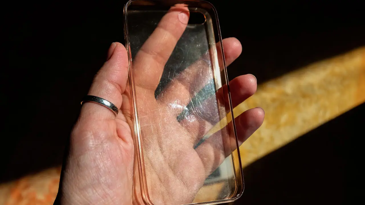 foto mostra o antes de como limpar a capinha transparente
