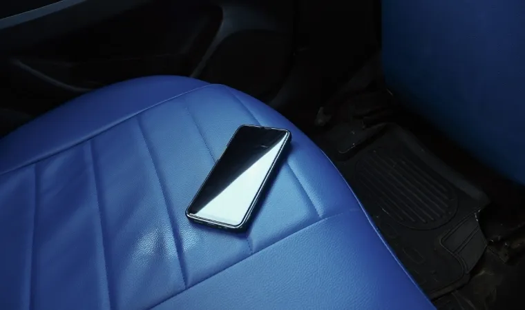 celular esquecido no banco traseiro de um carro