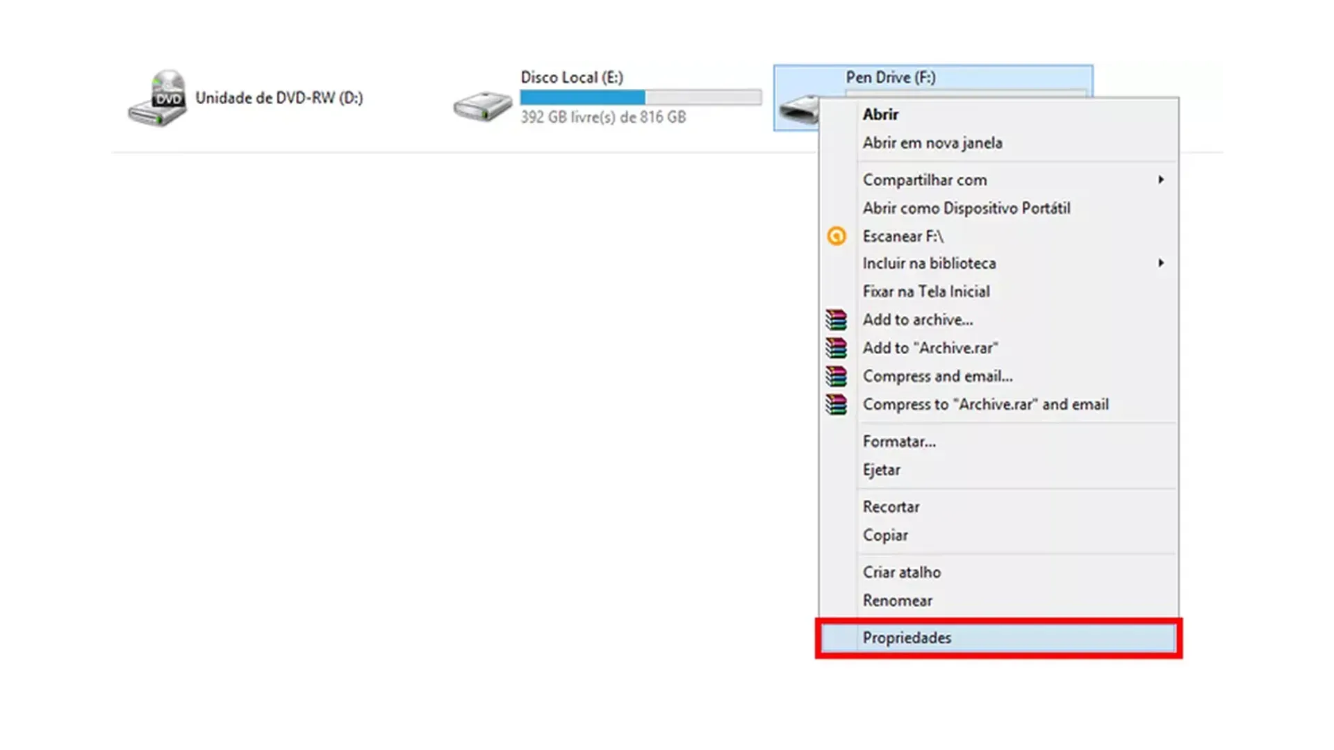 Menu de contexto do Windows com a opção 'Propriedades' destacada para um pen drive.