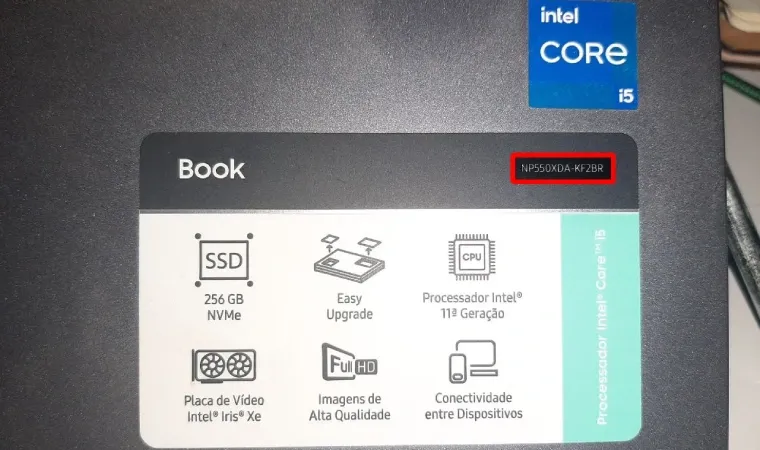 A imagem apresenta uma etiqueta com as especificações do notebook.